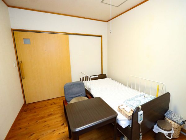 居室のベッドと椅子