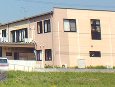 落ち着いた色の建物外観