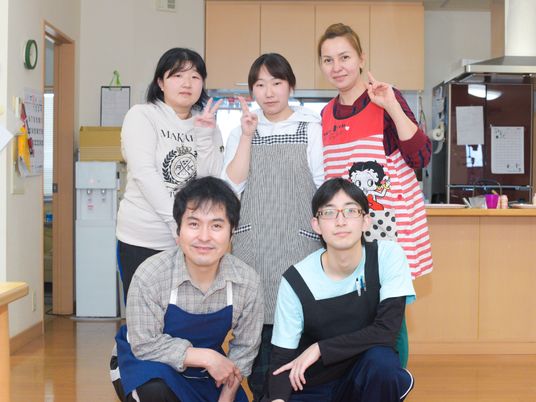 スタッフが微笑む居室