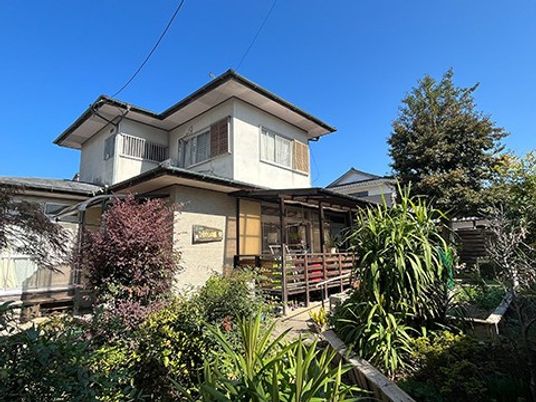 緑に囲まれた外観  