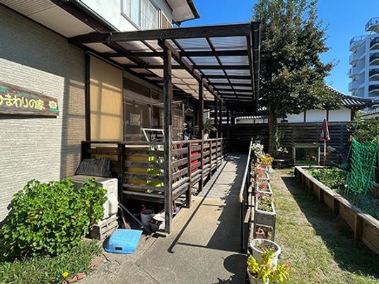 日差しの庭の通路