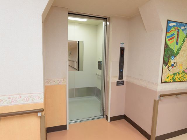 廊下に面したエレベーター