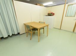 シンプルな木製テーブルの部屋