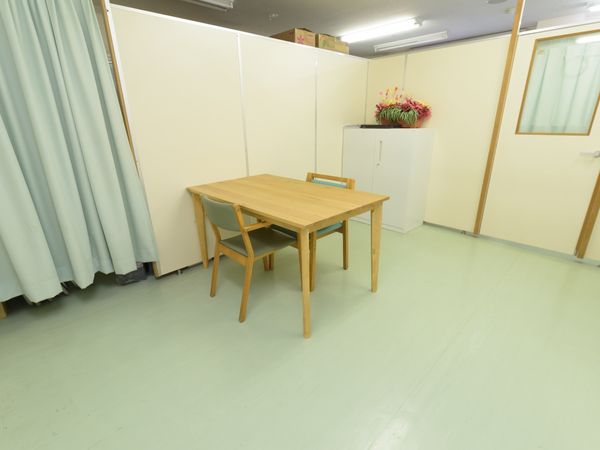 シンプルな木製テーブルの部屋