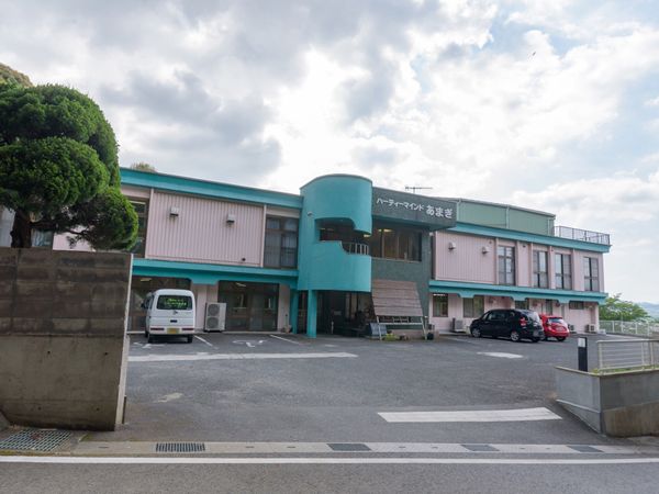 施設の外観と入口