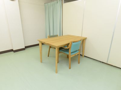 シンプルな居室のテーブル