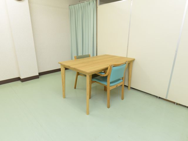 シンプルな居室のテーブル