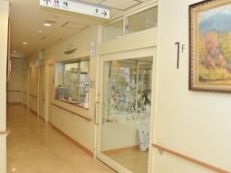 快適な施設の廊下