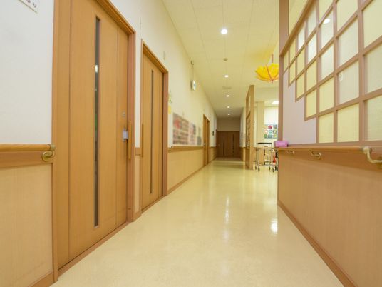 明るい清潔な施設の廊下
