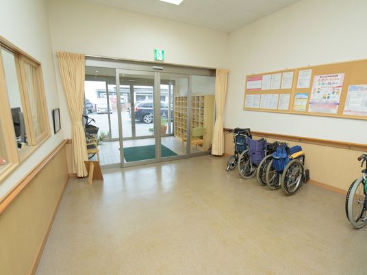 エントランスと車椅子の様子