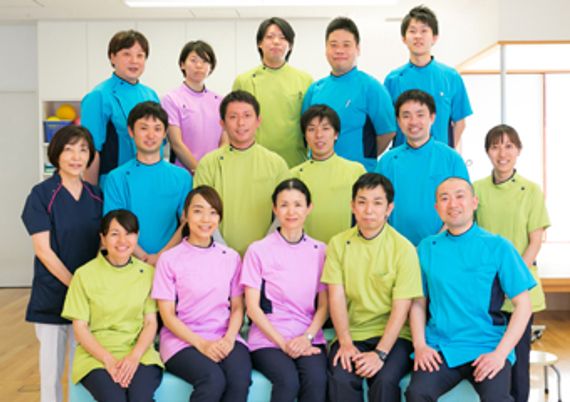 笑顔のスタッフたち集合写真