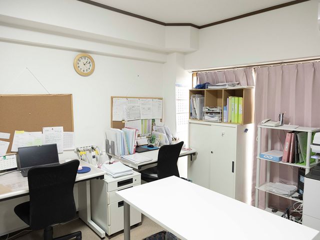 書類の整理整頓された事務所 スタッフイメージ スタッフが働きやすい環境です。整理整頓された空間で効率的に業務を進めることができます。