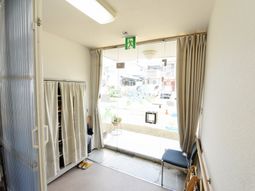 窓とベッドのある居室