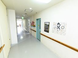 明るい廊下とアートワーク