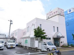 建物正面の外観