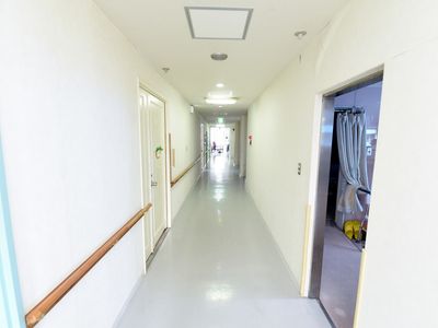 明るく清潔な廊下