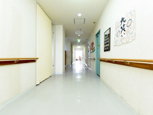 廊下の壁に飾り付け