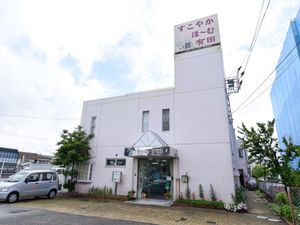 ピンクの外壁の建物正面