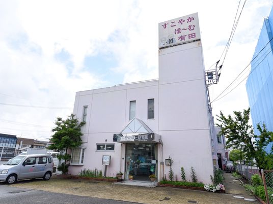 ピンクの外壁の建物正面