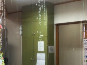 掲示物のある廊下  