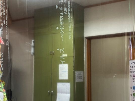 掲示物のある廊下  