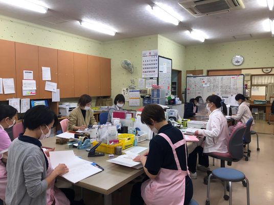 スタッフが集う事務室  