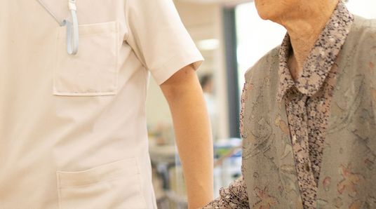スタッフと入居者の様子