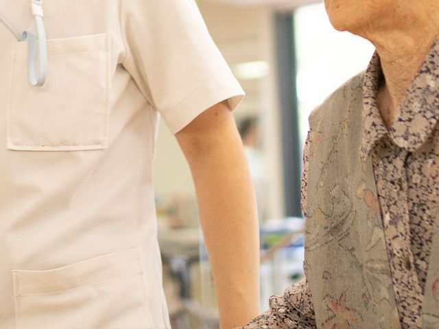 スタッフと入居者の様子 スタッフイメージ 温かみのある雰囲気の中で、親身なケアを行うスタッフの姿です。提供するサービスの質の高さが伺えます。