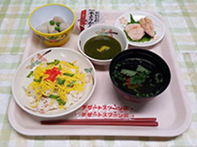 彩り豊かな食事 料理 彩り豊かな食事が提供されています。栄養バランスに配慮されたメニューです。