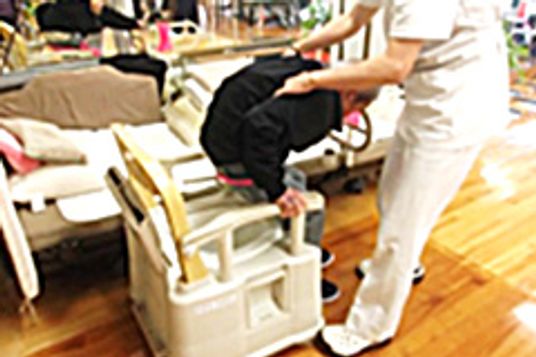 介助する様子の機能訓練室  