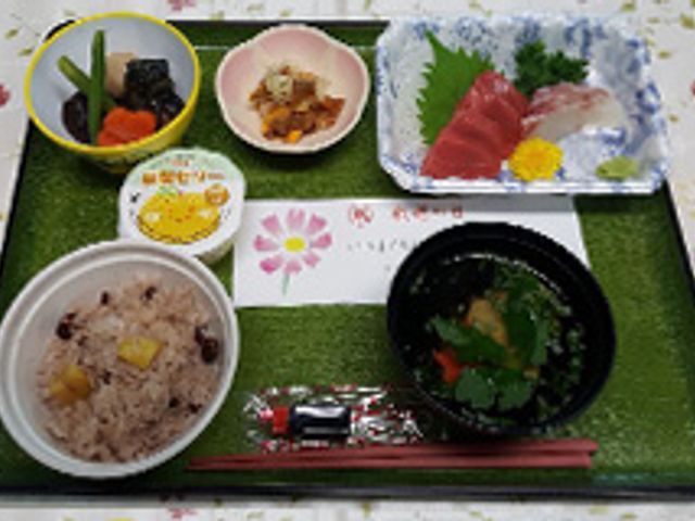 美味しそうな料理の食堂 料理 季節の食材を使用した彩り豊かなメニューです。バランスの取れた食事を提供しています。