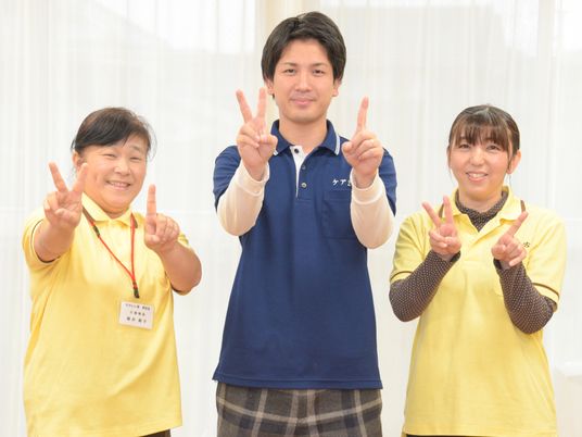 明るい表情のスタッフ３人