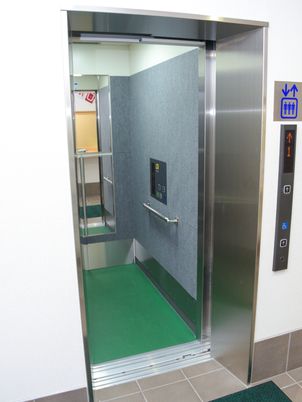 無人のエレベーター入口