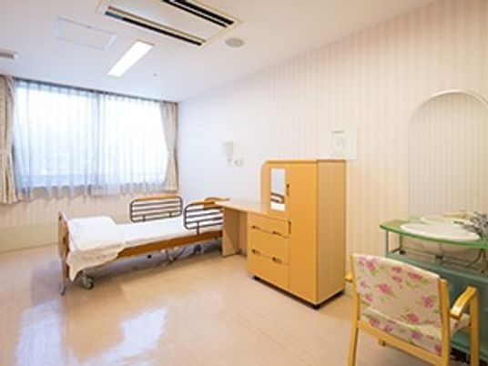 明るい居室のベッド  