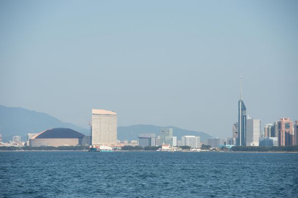 海から望む都市の景観