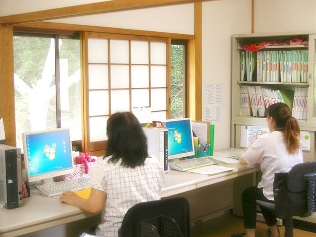 スタッフが業務にあたる図 フロント 明るい日差しの差し込む受付では、スタッフが応対にあたっており、心地よい対応が期待できそうです。