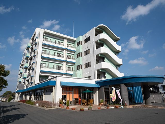 大きな建物の外観 外観 広々とした園庭に面した大規模な建物です。採光を考慮した設計が特長です。