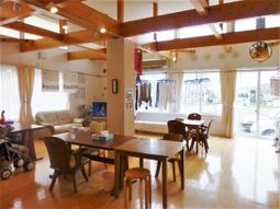 明るい共有リビング空間