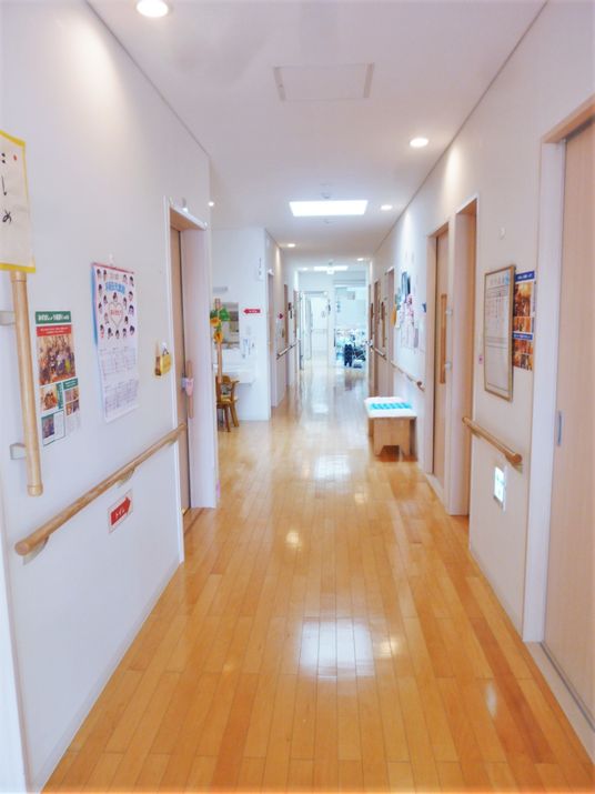 明るく清潔な廊下の風景