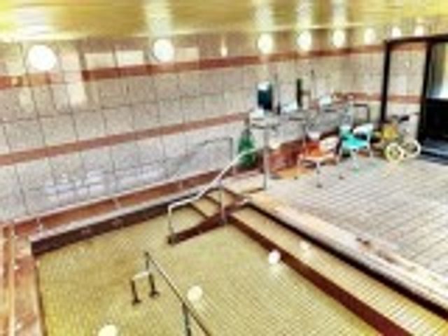 広々とした浴室 浴室 ゆったりとした空間が広がる浴室です。手すりが設置され、安全に配慮されています。