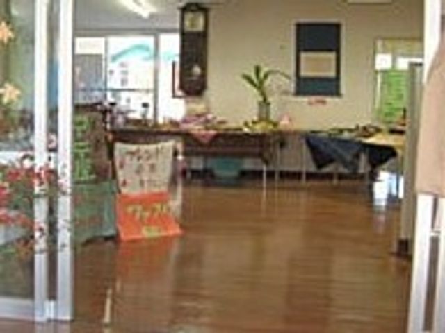 和やかな共用スペース ラウンジ 広々としたスペースで、利用者同士の交流やリラックスがしやすい環境です。自然光が心地よく入ります。