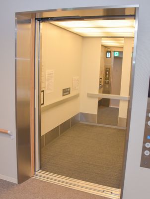 開いたエレベーターの扉