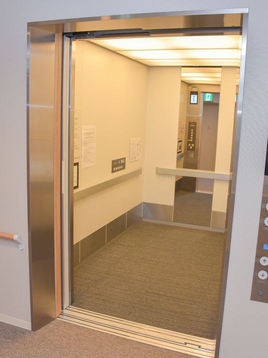開いたエレベーターの扉