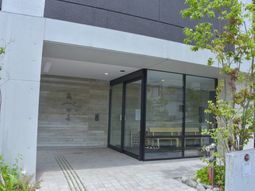 モダンな建物のエントランス