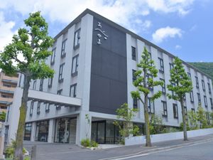 新緑の中の施設外観