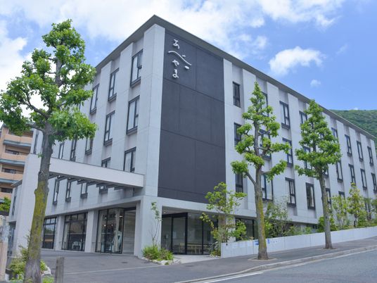 新緑の中の施設外観