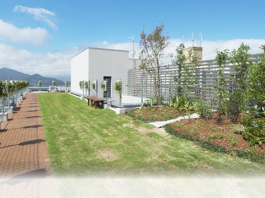 屋上庭園のある外観  