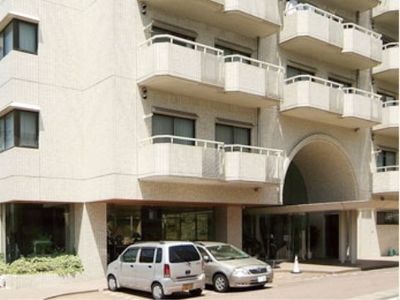 エントランスと建物外観