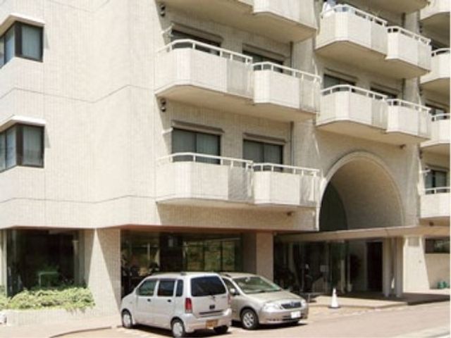 エントランスと建物外観 外観 アーチ型の大きなエントランスが迎える、働く環境の第一印象をお伝えします。明るく開放的なこの場所が、日々の業務の起点となります。
