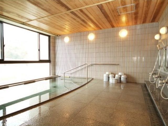 広々とした明るい浴室 浴室 床に滑り止めが施された清潔な浴室です。手すりも完備され、安全に配慮された設計となっています。